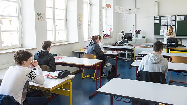 Seit 27. April sind die Abschlussklassen an Bayerns Schulen zurück. In der Schule gelten strenge Regeln. Die Maximalzahl der Schüler, die gemeinsam in einem Raum unterrichtet werden, ist begrenzt. Auch in Schonungen. Der Mindestabstand wird penibel eingehalten, wie auf unserem Symbolbild, das an der Frieden-Mittelschule in Schweinfurt entstanden ist.