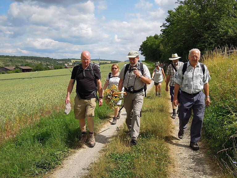 Auf der neuen Europäischen Kulturroute Via Romea ist Michael Weiß (links), Stellvertretender Vorsitzender des Fördervereins 'Romweg Abt Albert von Stade', wie hier zwischen Mellrichstadt und Bad Neustadt, immer wieder gerne unterwegs.