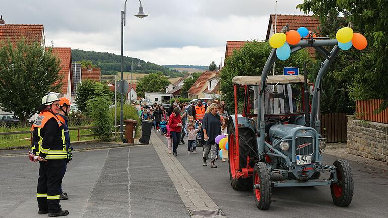 Ein Hauch von Faschingsumzug: Angeführt vom Kindergarten-Bulldog führte der Weg über den Pfingstgraben und die Jahnstraße zur neuen Kita bei der Grundschule. Gesichert durch die Feuerwehr, winkten an den Straßenrändern Eltern und Großeltern oder schlossen sich kurzerhand der Schar an. Ein Hauch von Faschingsumzug: Angeführt vom Kindergarten-Bulldog führte der Weg über den Pfingstgraben und die Jahnstraße zur neuen Kita bei der Grundschule. Gesichert durch die Feuerwehr, winkten an den Straßenrändern Eltern und Großeltern oder schlossen sich kurzerhand der Schar an.