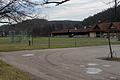 Nun ist die Entscheidung gefallen: Wenn es zum Bau einer „Pump-Track“-Anlage kommt, dann soll diese auf der Grünfläche vor dem Sportgelände erfolgen und wenn diese nicht ausreicht, könnte auch noch eine Fläche vom Parkplatz im Vordergrund mit einbezogen werden.