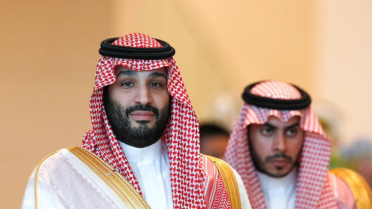 Mohammed bin Salman       -  ARCHIV - 18.11.2022, Thailand, Bangkok: Mohammed bin Salman (l), Kronprinz von Saudi-Arabien, trifft für den informellen Dialog der Apec-Leiter ein, der im Rahmen des Apec-Gipfels stattfindet. Der Kronprinz hat große sportpolitische Ambitionen. (zu dpa: «Fußball-WM der Frauen: Saudische Sponsoren unerwünscht») Foto: Rungroj Yongrit/Pool Photo via AP/dpa +++ dpa-Bildfunk +++