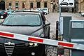 Was tun, wenn sich die Schranke auf dem Residenzplatz nach einem Konzert nicht öffnet? In der Situation waren am Sonntag viele Mozartfest-Fans.