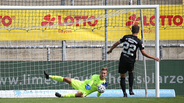 Entscheidung vom Punkt: Kickers-Kapitän Daniel Hägele scheitert im Elfmeterschießen an Löwen-Keeper Marco Hiller. Entscheidung vom Punkt: Kickers-Kapitän Daniel Hägele scheitert im Elfmeterschießen an Löwen-Keeper Marco Hiller.