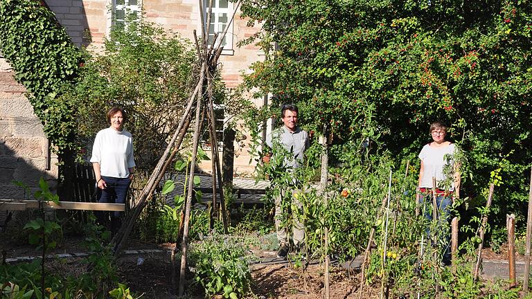 Das Ubiz Oberschleichsch ist als einer der ersten 50 in Unterfranken zertifizierten Naturgärten ausgezeichnet worden. Im Bild von links: Christine Bender (Geschäftsführerin des Bezirksverbands für Gartenbau und Landespflege Unterfranken), Dieter Büttner (Kreisfachbereiter in Bad Kissingen) und Regina Derleth vom Ubiz. Das Ubiz Oberschleichsch ist als einer der ersten 50 in Unterfranken zertifizierten Naturgärten ausgezeichnet worden. Im Bild von links: Christine Bender (Geschäftsführerin des Bezirksverbands für Gartenbau und Landespflege Unterfranken), Dieter Büttner (Kreisfachbereiter in Bad Kissingen) und Regina Derleth vom Ubiz.
