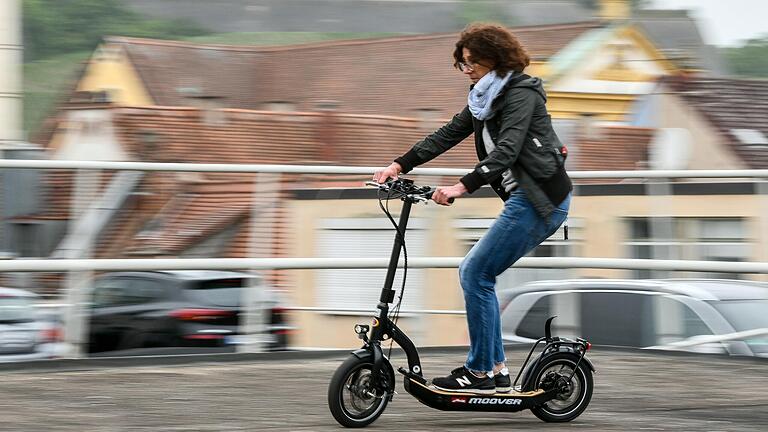 Seit 2019 sind E-Scooter in Würzburg erlaubt. Nun gibt es eine Diskussion über deren Gefahrenpotential. Seit 2019 sind E-Scooter in Würzburg erlaubt. Nun gibt es eine Diskussion über deren Gefahrenpotential.