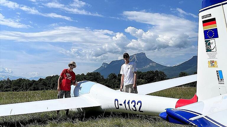 Leo Fischer und Fabian Lehnert flogen im per LEADER geförderten Projektflugzeug „Kitzingen fliegt“. Leo Fischer und Fabian Lehnert flogen im per LEADER geförderten Projektflugzeug „Kitzingen fliegt“.