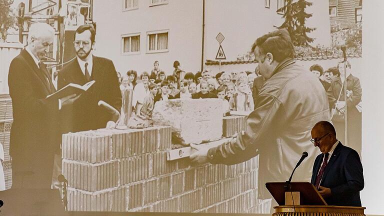 Mit Fotos aus der langjährigen Tätigkeit von Jochen Keßler-Rosa bebilderte Klaus Eckhardt seine Rede. Mit Fotos aus der langjährigen Tätigkeit von Jochen Keßler-Rosa bebilderte Klaus Eckhardt seine Rede.