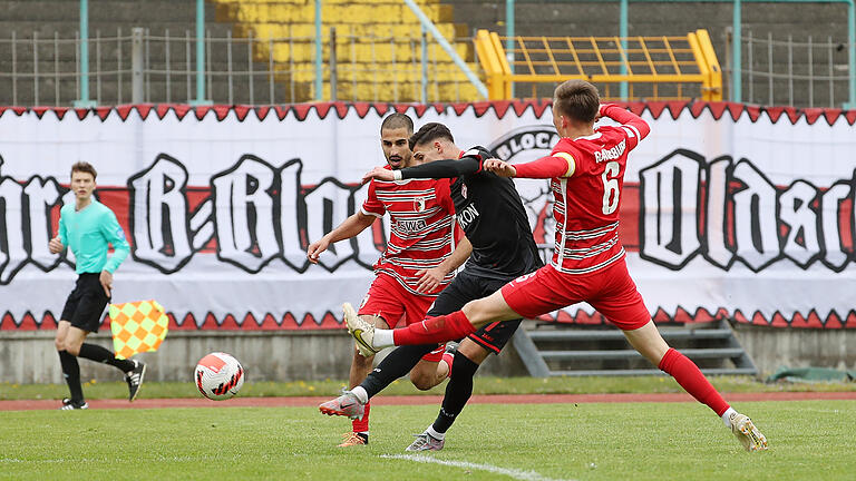 Traumtor: Ivan Franjic hat soeben den Augsburger Nick Rasoulinia (hinten) sehenswert ausgetanzt und wuchtet den Ball zum zwischenzeitlichen 2:0 für die Würzburger Kickers in den Kasten. Fabian Wessig (vorne) kann nicht mehr eingreifen. Traumtor: Ivan Franjic hat soeben den Augsburger Nick Rasoulinia (hinten) sehenswert ausgetanzt und wuchtet den Ball zum zwischenzeitlichen 2:0 für die Würzburger Kickers in den Kasten. Fabian Wessig (vorne) kann nicht mehr eingreifen.