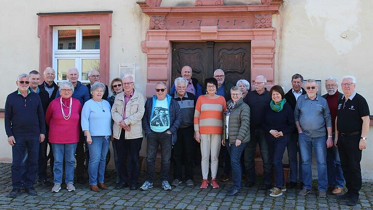 Die Teilnehmerinnen und Teilnehmer der Seniorenversammlung zum Thema 'MobiDig' vor dem Eingang ins Café im Huttenschloss in Gemünden. Die Teilnehmerinnen und Teilnehmer der Seniorenversammlung zum Thema 'MobiDig' vor dem Eingang ins Café im Huttenschloss in Gemünden.
