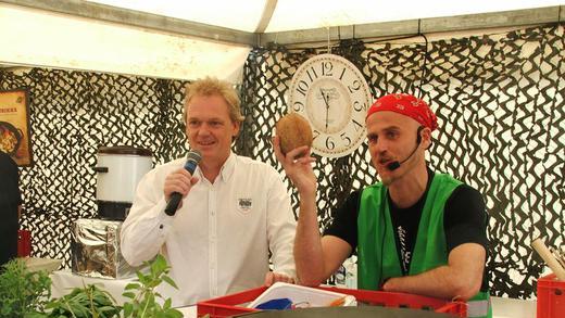 Kochen       -  Starkoch Ralf Zacherl (teilweise mit Moderator Holger Laschka) beim Cooking Competition auf der Off-Road-Messe