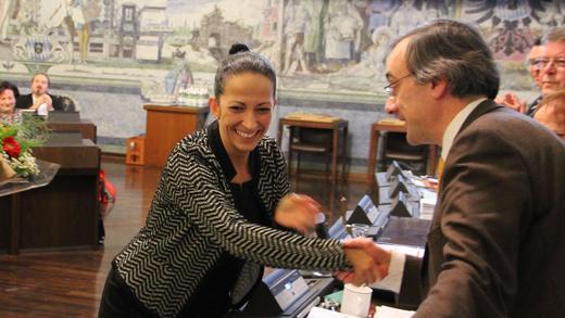 Eine Frau nimmt Platz im Referentensessel