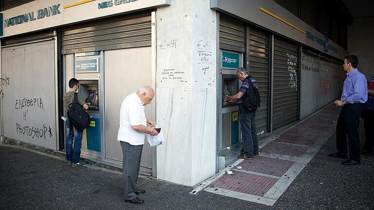 Greece after referendum       -  Ration Geld: Griechenlands Banken öffnen frühestens wieder an diesem Donnerstag.