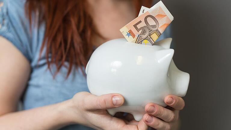 sparschwein       -  Anlagenotstand: Heutzutage gibt es keine risikofreien Zinsen mehr, die Menschen müssen anders über Geld denken.