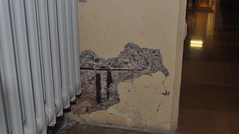 Gymnasium und Realschule in Marktheidenfeld sollen abgerissen werden - im Bildungsausschuss des Kreistags diskutierten die Räte nun, ab ob man die Gebäude nicht doch sanieren könnte. Unser Bild zeigt einen Flur im Balthasar-Neumann-Gymnasium: hier platzt der Beton von den Wänden. Gymnasium und Realschule in Marktheidenfeld sollen abgerissen werden - im Bildungsausschuss des Kreistags diskutierten die Räte nun, ab ob man die Gebäude nicht doch sanieren könnte. Unser Bild zeigt einen Flur im Balthasar-Neumann-Gymnasium: hier platzt der Beton von den Wänden.