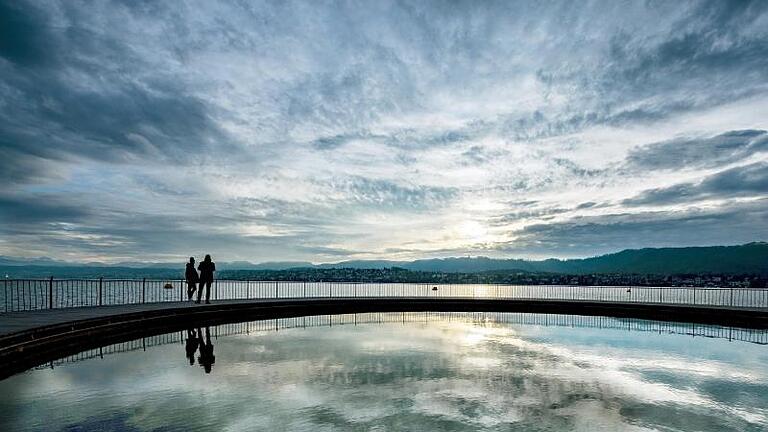 Blick auf den Zürichsee. In der Stadt steht ein deutscher Anwalt wegen des Vorwurfs der Wirtschaftsspionage im Zusammenhang mit der Aufdeckung von Cum-Ex-Geschäften vor Gericht. Foto: Walter Bieri/KEYSTONE/dpa - Zürich zählt zu den lebenswertesten Städten der Welt. Hier sind die Top-10: Blick auf den Zürichsee. In der Stadt steht ein deutscher Anwalt wegen des Vorwurfs der Wirtschaftsspionage im Zusammenhang mit der Aufdeckung von Cum-Ex-Geschäften vor Gericht. Foto: Walter Bieri/KEYSTONE/dpa - Zürich zählt zu den lebenswertesten Städten der Welt. Hier sind die Top-10: