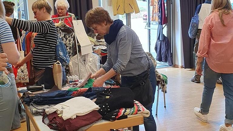 Bei dem Ladies-Flohmarkt in Dingolshausen können Frauen und Mädchen ihre guterhaltene Kleidung weitergeben und dadurch einen Beitrag zur Nachhaltigkeit leisten. Bei dem Ladies-Flohmarkt in Dingolshausen können Frauen und Mädchen ihre guterhaltene Kleidung weitergeben und dadurch einen Beitrag zur Nachhaltigkeit leisten.