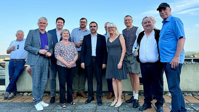 Gespräche auf der Dachterrasse, in der Mitte der Runde Klaus Holetschek und Jutta Leitherer, die Vorsitzende der unterfränkischen Mittelstands-Union. Gespräche auf der Dachterrasse, in der Mitte der Runde Klaus Holetschek und Jutta Leitherer, die Vorsitzende der unterfränkischen Mittelstands-Union.