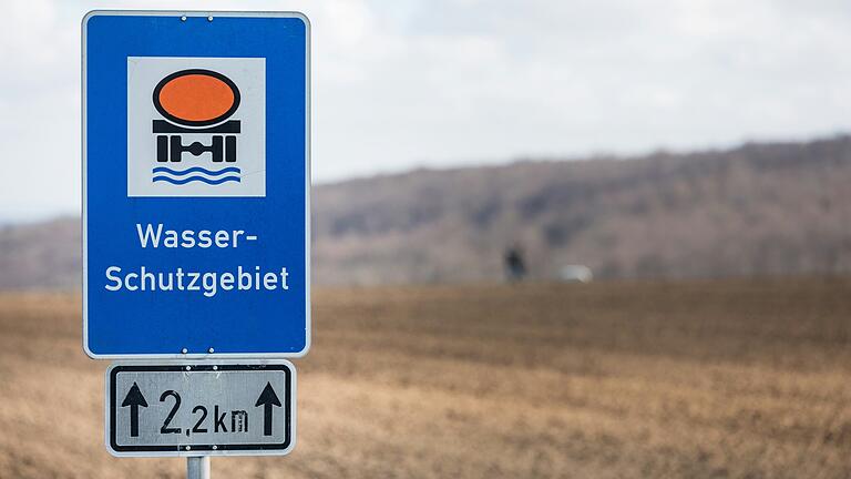 Schild für das bestehende Wasserschutzgebiet Zeller Quellen an der Hettstadter Steige. Die TWV will das Schutzgebiet stark erweitern. Schild für das bestehende Wasserschutzgebiet Zeller Quellen an der Hettstadter Steige. Die TWV will das Schutzgebiet stark erweitern. 