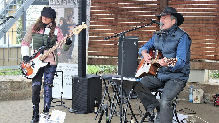 Gerolzhofen kann Rock ’n’ Roll: Die Country-Band Didi Blender heizte 2023 den Besucherinnen und Besuchern ein, trotz damals kühler Temperaturen beim Frühlingsfest. Gerolzhofen kann Rock ’n’ Roll: Die Country-Band Didi Blender heizte 2023 den Besucherinnen und Besuchern ein, trotz damals kühler Temperaturen beim Frühlingsfest. 