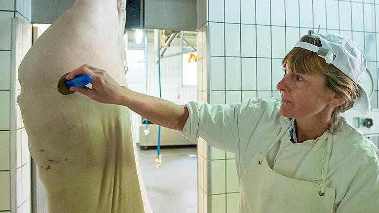 Veterinärmedizinische Kontrolle für jedes einzelne Tier: Dr. Alexandra Bucher hat die Tiere vor dem Schlachten untersucht und gibt das Fleisch per Stempel frei. Der Stempel dokumentiert auch die Herkunft des Fleisches. Veterinärmedizinische Kontrolle für jedes einzelne Tier: Dr. Alexandra Bucher hat die Tiere vor dem Schlachten untersucht und gibt das Fleisch per Stempel frei. Der Stempel dokumentiert auch die Herkunft des Fleisches.