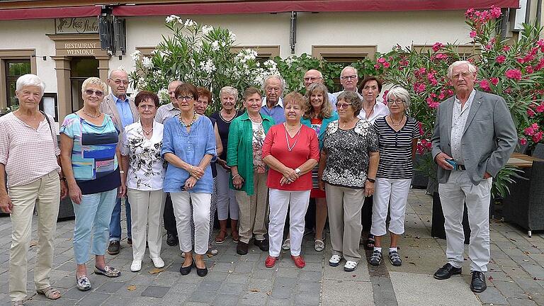 Klassentreffen ehemalige Handelsschule Müller Schweinfurt nach 60-jähriger Schulentlassung  Im Bild (von links) Elisabeth Trenzinger, Christl Wolf, Klaus Mergenthal, Marianne Kiesel, Baldo Strohmenger (halb verdeckt), Gertrud Göbel, Pauline Büchs, Inge Pettinella, Heidi Oppelt, Lehrer Wilfried Kammerer, Trude Herold, Erna Heide Greif, dahinter Emil Funk, daneben Karl Ludwig Ströhlein, vorne Brigitte Werner, Hiltrud Kropp, Ingrid Herbert, Günther Haßfurter..