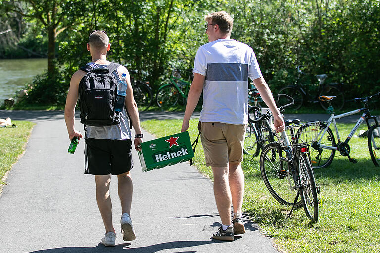 Auch Alkohol wird gerne am Mainufer konsumiert. Auch Alkohol wird gerne am Mainufer konsumiert. 