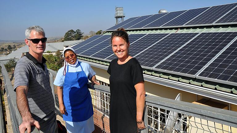 Sind stolz auf die neue Solaranlage in St. Joseph (von links): Julia Scharnagl, Sr. Assumpta Hadebe und Gary Upfold, Inhaber der Firma Valleytec. Sind stolz auf die neue Solaranlage in St. Joseph (von links): Julia Scharnagl, Sr. Assumpta Hadebe und Gary Upfold, Inhaber der Firma Valleytec.