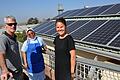 Sind stolz auf die neue Solaranlage in St. Joseph (von links): Julia Scharnagl, Sr. Assumpta Hadebe und Gary Upfold, Inhaber der Firma Valleytec.