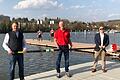 Willi Pulvermüller (Bildmitte) bedankte sich bei Alexander Joachim (links) von Joachim Ingenieure (Schweinfurt) und Holger Philipp (rechts) vom Rotary Club Schweinfurt-Peterstirn für ihre Spenden, die zusammen mit den Geldern der Oskar-Soldmann-Stiftung (Schweinfurt) sowie den zahlreichen Zuwendungen und dem tatkräftigen Einsatz vieler Vereinsmitglieder den neuen Wintersteg am Ruder-Club ermöglicht haben.&nbsp;