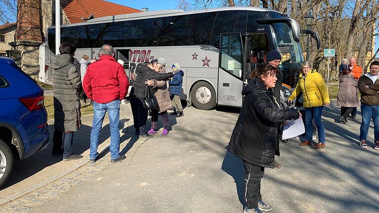 25 Geflüchtete aus der Ukraine kamen am Dienstag mit dem Reisebus in Thüngen an. Gerda Hoffmann von 'Werntal-Reisen' hat die Busfahrt an die ungarisch-ukrainische Grenze initiiert. 25 Geflüchtete aus der Ukraine kamen am Dienstag mit dem Reisebus in Thüngen an. Gerda Hoffmann von 'Werntal-Reisen' hat die Busfahrt an die ungarisch-ukrainische Grenze initiiert.