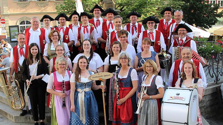Die Stadtkapelle Volkach am Tag der Vereinsgründung am Marktbrunnen vor dem Rathaus mit ihrer Dirigentin Elke Jörg. Die Stadtkapelle Volkach am Tag der Vereinsgründung am Marktbrunnen vor dem Rathaus mit ihrer Dirigentin Elke Jörg.