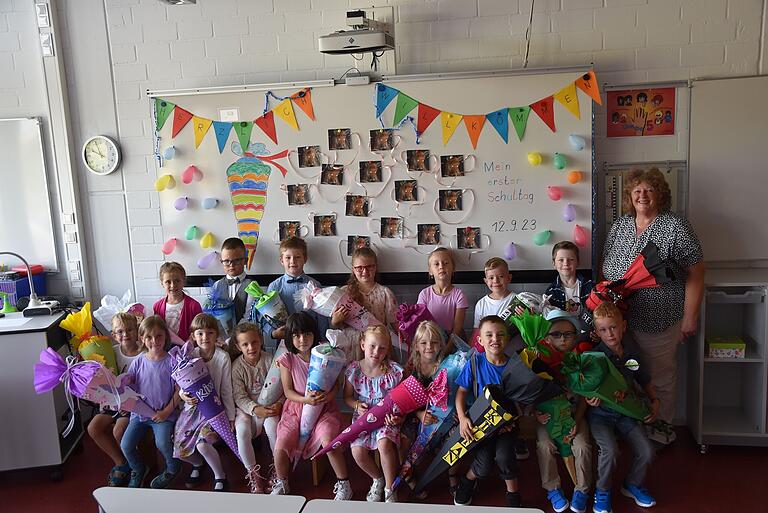 Mit ihrer Lehrerin Lore Weinzierl freuen sich neun Mädchen und acht Jungen auf die nun beginnende Schulzeit. Die 17 Kinder werden in der Klasse 1d an der Dreiberg-Schule in Knetzgau unterrichtet. Mit ihrer Lehrerin Lore Weinzierl freuen sich neun Mädchen und acht Jungen auf die nun beginnende Schulzeit. Die 17 Kinder werden in der Klasse 1d an der Dreiberg-Schule in Knetzgau unterrichtet.