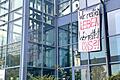 Am Krankenhaus St. Josef in Schweinfurt hängen nach der Nachricht, dass es zum 31. Dezember geschlossen wird, mehrere Banner der Mitarbeitende, die ihre Sorge über die Zukunft ausdrücken.