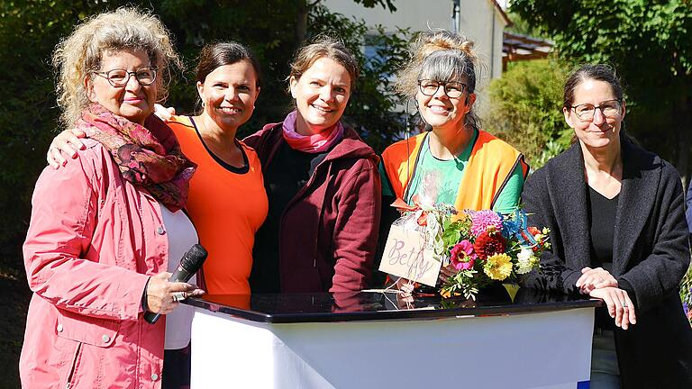 Die Organisatorinnen des Flashmobs in Bad Brückenau (von links): Dr. Karin Ott, Franziska Kaul, Heike Greenberg-Kremser, Bettina Diegelmann und Michaela Queck. Die Organisatorinnen des Flashmobs in Bad Brückenau (von links): Dr. Karin Ott, Franziska Kaul, Heike Greenberg-Kremser, Bettina Diegelmann und Michaela Queck.
