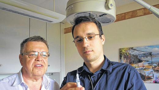 Medizinische Verstärkung: In der Landarztpraxis von Gerhard Müller (links) arbeitet seit April Dr. Ivan Zmiric als Weiterbildungsassistent Allgemeinmedizin mit. Der Mediziner kommt aus der serbischen Hauptstadt Belgrad aufs unterfränkische Land, wo er als Hausarzt bleiben möchte. Medizinische Verstärkung: In der Landarztpraxis von Gerhard Müller (links) arbeitet seit April Dr. Ivan Zmiric als Weiterbildungsassistent Allgemeinmedizin mit. Der Mediziner kommt aus der serbischen Hauptstadt Belgrad aufs unterfränkische Land, wo er als Hausarzt bleiben möchte.