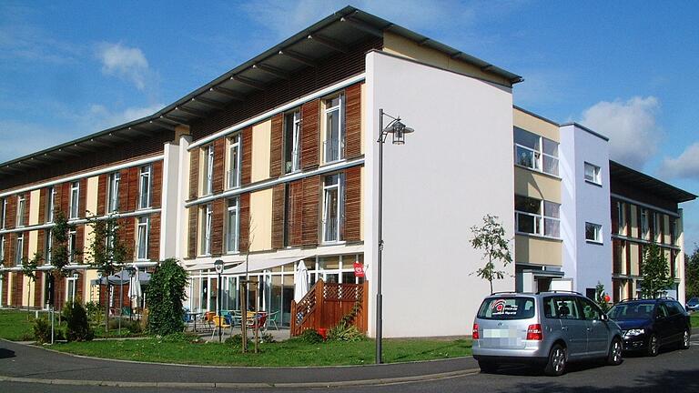 Im Pflegeheim franken care in Bad Königshofen (Archivbild) infizierten sich viele Bewohner und Mitarbeiter mit dem Coronavirus. In den letzten Tagen gab es sieben Verstorbene. Im Pflegeheim franken care in Bad Königshofen (Archivbild) infizierten sich viele Bewohner und Mitarbeiter mit dem Coronavirus. In den letzten Tagen gab es sieben Verstorbene.