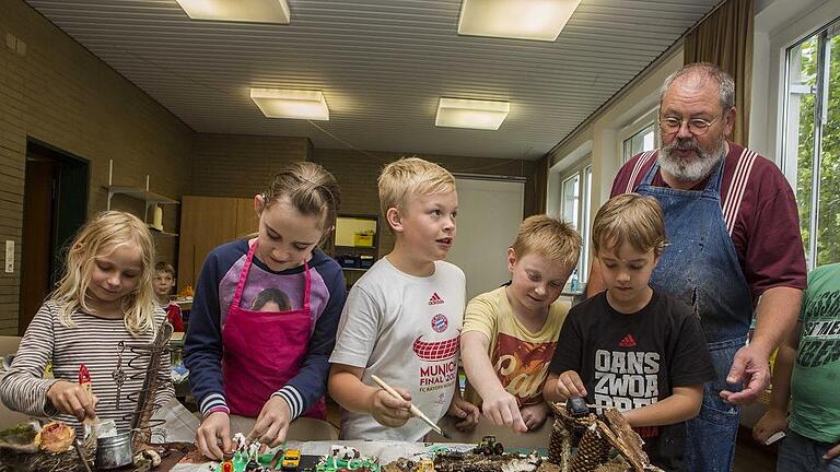 Aidhausen: Dass jeder Mensch eine eigene Phantasie besitzt bewiesen die Aidhäuser Schüler Hannah Wolf (8 j.), Sarah Köble (10 J.), Leon Kell (8 J.), Jan Weichselfelder (9 J.) und Felix Weigand (9 J.) (von links) mit unterschiedlichen Kunstwerken beim Projektthema 'Collage aus Plastik, Blech und Holz' mit dem 70-jährigen Künstler Ruthard Fella (rechts) aus Nassach. Aidhausen: Dass jeder Mensch eine eigene Phantasie besitzt bewiesen die Aidhäuser Schüler Hannah Wolf (8 j.), Sarah Köble (10 J.), Leon Kell (8 J.), Jan Weichselfelder (9 J.) und Felix Weigand (9 J.) (von links) mit unterschiedlichen Kunstwerken beim Projektthema 'Collage aus Plastik, Blech und Holz' mit dem 70-jährigen Künstler Ruthard Fella (rechts) aus Nassach.