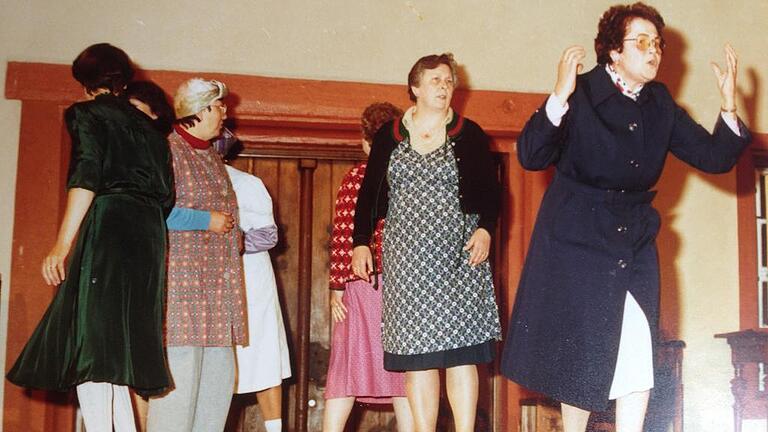 Der Frauenaufstand von 1985: Sechs Jahre nach der 1200-Jahr-Feier wurde im Jahr 1985 das Festspiel am Marktplatz noch einmal wiederholt. Margarete Schottroff (rechts) appellierte in der Rolle der Josefine Schmitt wieder an die Gerolzhöfer Frauen, sich zum Widerstand zu formieren. Der Frauenaufstand von 1985: Sechs Jahre nach der 1200-Jahr-Feier wurde im Jahr 1985 das Festspiel am Marktplatz noch einmal wiederholt. Margarete Schottroff (rechts) appellierte in der Rolle der Josefine Schmitt wieder an die Gerolzhöfer Frauen, sich zum Widerstand zu formieren.