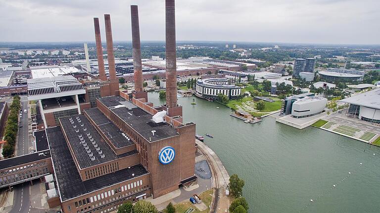 Volkswagen       -  Das VW-Werk mit der Autostadt in Wolfsburg. Ulrich Lange, der Obmann der Unionsfraktion im Untersuchungsausschuss zur Abgasaffäre, erhebt schwere Vorwürfe gegen Volkswagen.