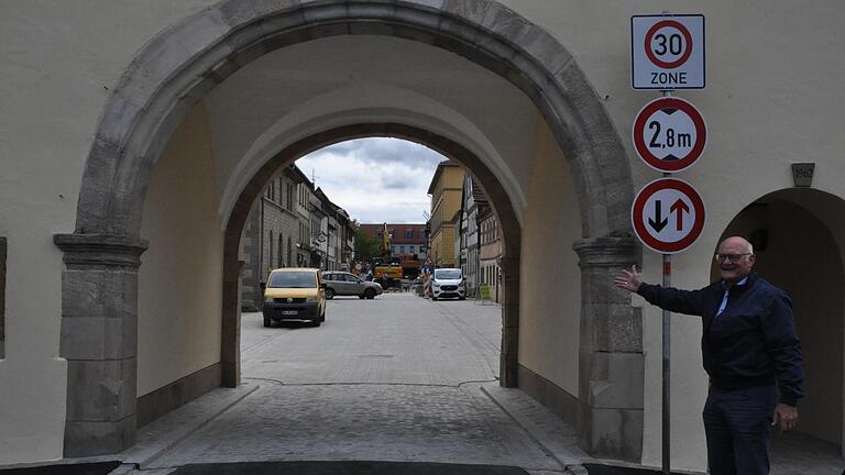 Bürgermeister Wolfgang Borst gab am Donnerstag die Durchfahrt des Lendershäuser Tores und einen Teil der Landgerichtsstraße bis zur Hauptstraße für den Verkehr frei.