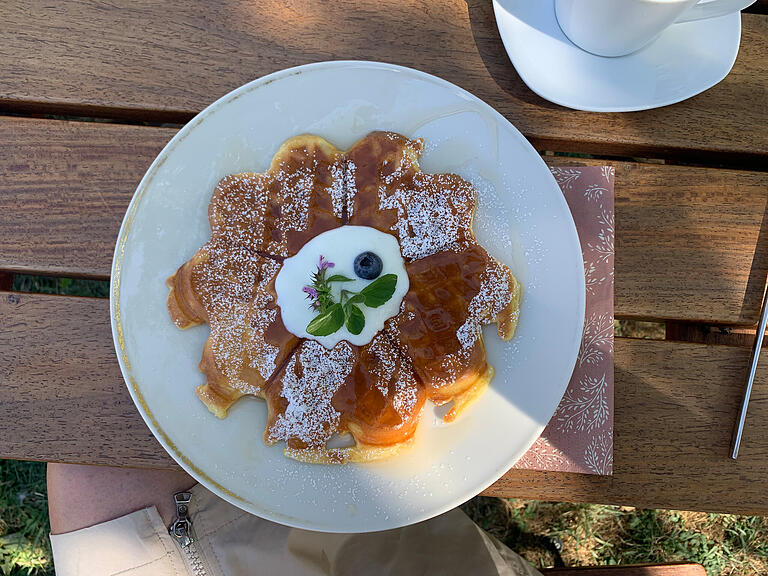 Produkte aus dem eigenen Garten oder von den Nachbarn im Dorf werden als Zutaten verwendet. Hier die Lotta-Waffeln, liebevoll dekoriert.