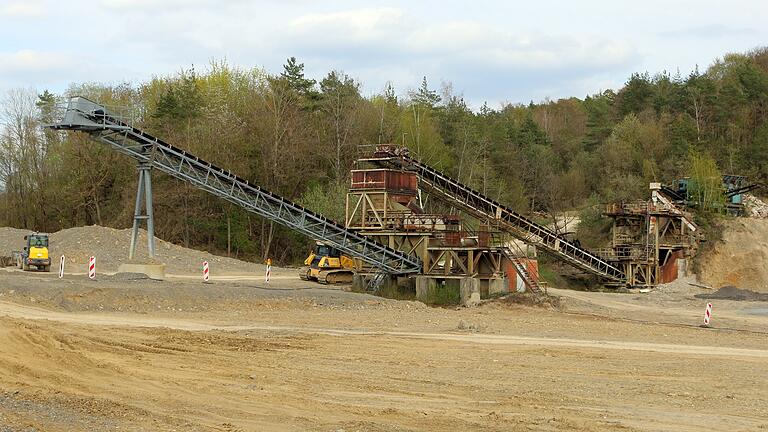 Auf dem Gelände des alten Steinbruchs bei Holzhausen soll ein Entsorgungsfachbetrieb mit Umschlaghalle und Lagerboxen entstehen.