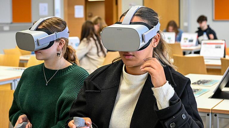 Durchblick bei der Wahl des richtigen Studiums: Schülerinnen und Schüler konnten bei den Infotagen dazu auch so genannte VR-Brillen nutzen.