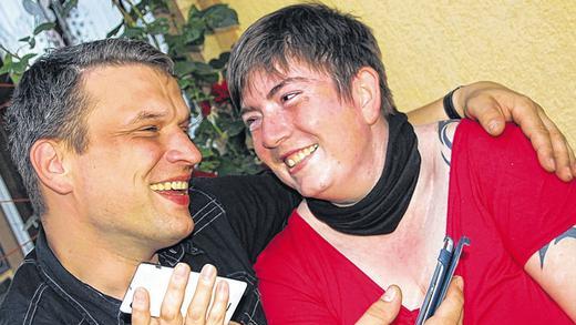 Fast nie ohne Handy und Laptop: Markus und Gudrun Lechner sind einander zum ersten Mal in einem Chatroom begegnet. Vor fast 14 Jahren war das. Seit zwölf Jahren sind sie verheiratet und wohnen heute mit ihren Söhnen in Rüdenhausen.