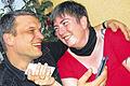 Fast nie ohne Handy und Laptop: Markus und Gudrun Lechner sind einander zum ersten Mal in einem Chatroom begegnet. Vor fast 14 Jahren war das. Seit zwölf Jahren sind sie verheiratet und wohnen heute mit ihren Söhnen in Rüdenhausen.