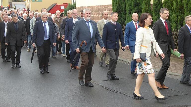 Jahrtag der Feldgeschworenen in Rodenbach: Das Bild zeigt die Kirchenparade mit (von rechts) Jakom Sammetinger, Landrat Thomas Schiebe, Lohrs Zweiter Bürgermeisterin Christine Kohnle-Weis, Alexander Hoffmann, Thorsten Schwab sowie Bürgermeistern und Ehrengästen.