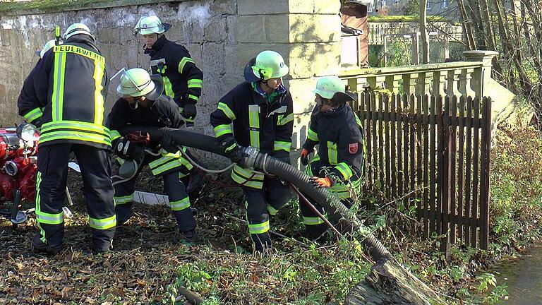 Aus dem Mühlbach, einem Nebenarm der Baunach, entnahm die Feuerwehr am Schloss Eyrichshof das Löschwasser.