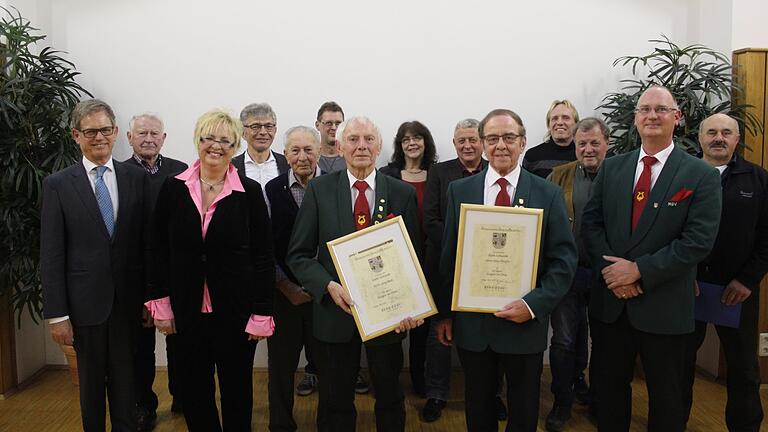 Rolf Schlegelmilch, stellvertretender Vorsitzender des Sängerkreises Würzburg, Elke Kuhn, Vorsitzende der Sängergruppe Kitzingen (vorne links) und Thomas Sterk, Vorsitzender des Großlangheimer Gesangvereins (zweiter von rechts) überreichten Urkunden, Treuenadeln und die Auszeichnungen des Fränkischen und Deutschen Sängerbundes an Mitglieder des Vereins für treue Mitgliedschaft und Singen im Chor.