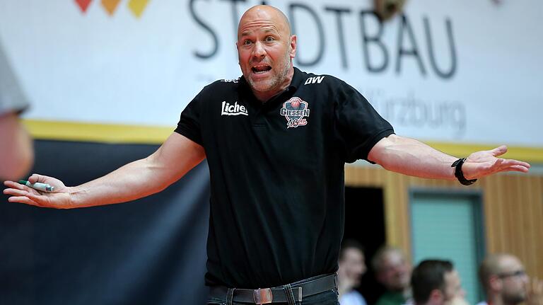 Denis Wucherer als Gießener Trainer im April 2015 im ersten Spiel des ProA-Finales in Würzburg.