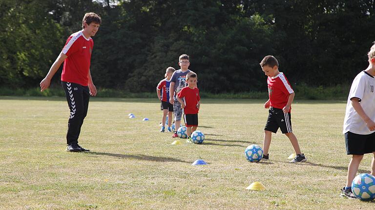 Im Sommer trainierte Simon Rebstöck mit der U7 und der U9 des SC 1900 Schweinfurt auf einem der Plätze der TG 48. Mittelfristig will man aber wieder zurück auf das eigene Areal am Gottesberg.